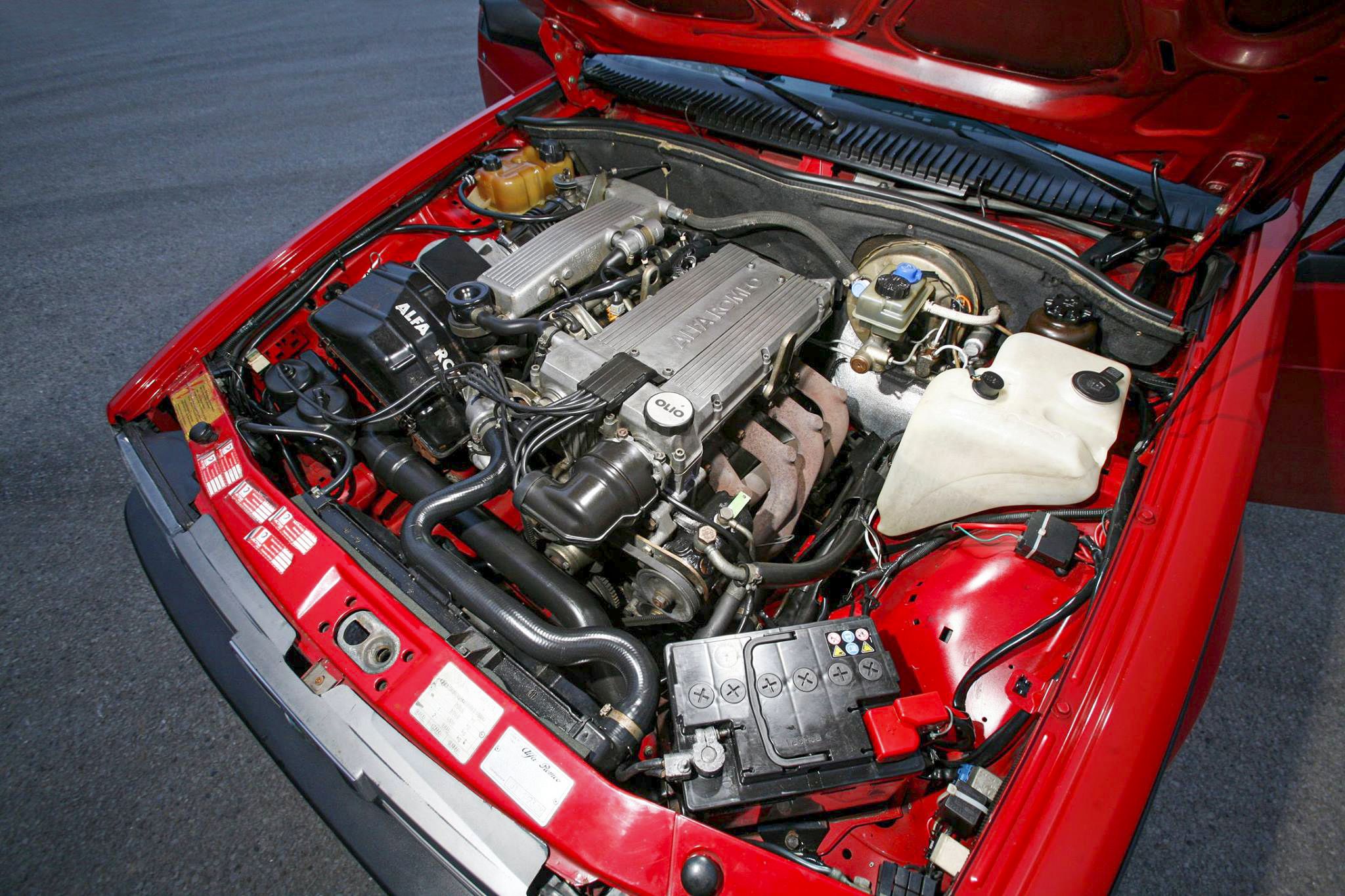 , Une Alfa Romeo 75 TWIN SPARK de circuit