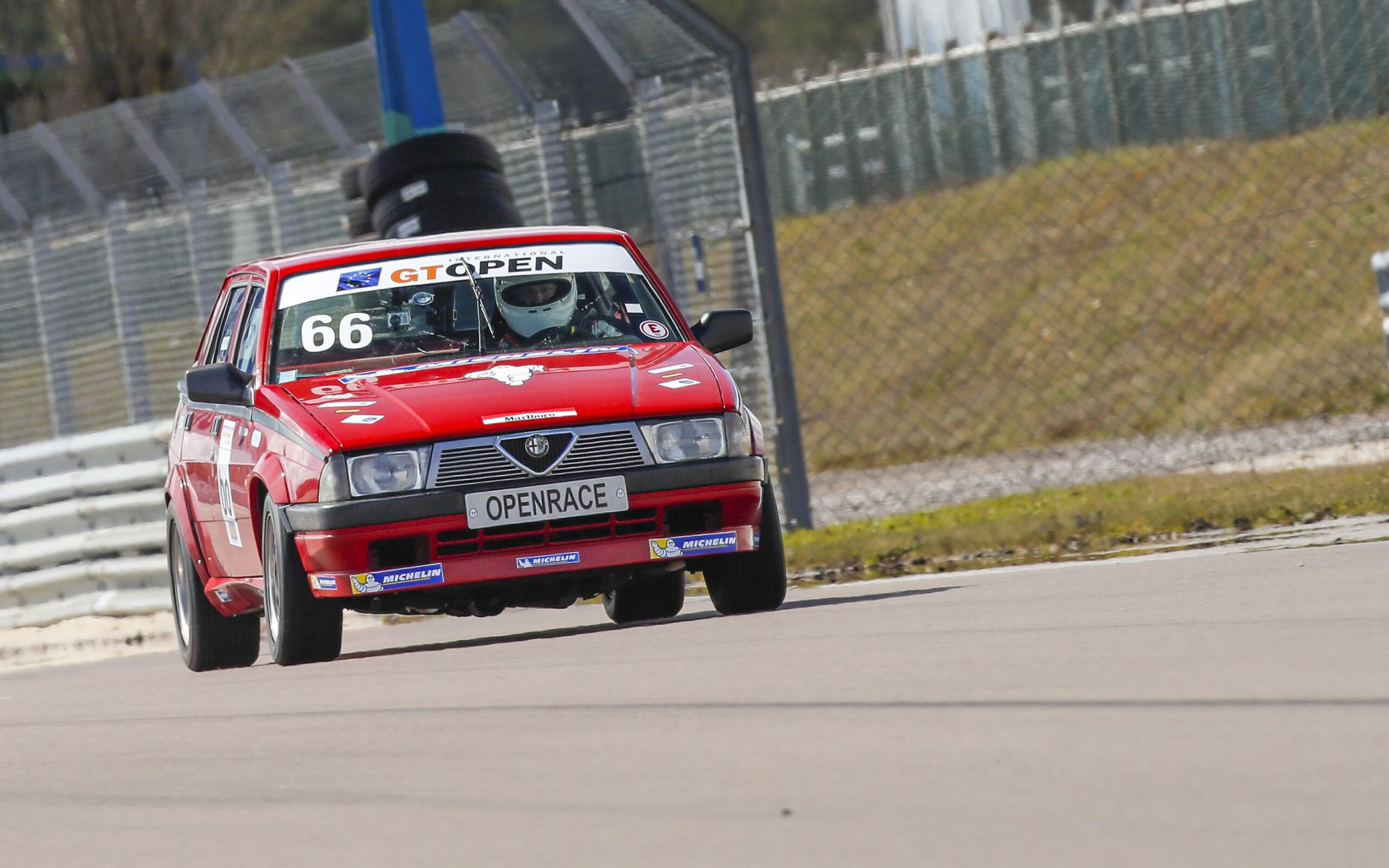 , Une Alfa Romeo 75 TWIN SPARK de circuit