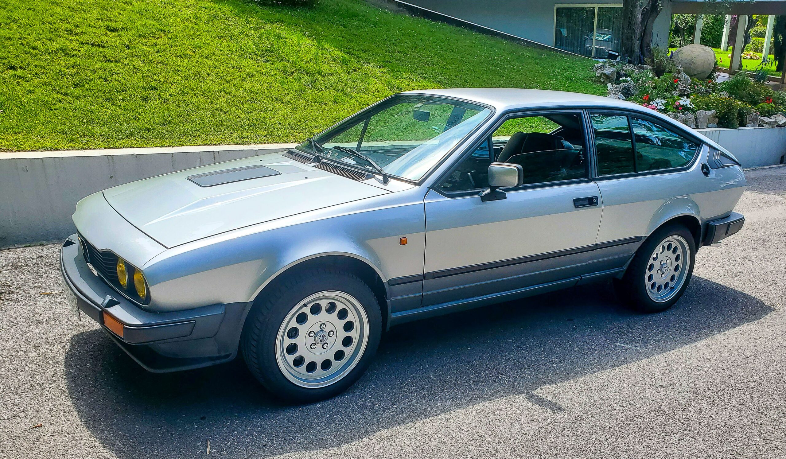 , Superbe Alfetta GTV6 de 1987 intégralement restaurée et upgradée